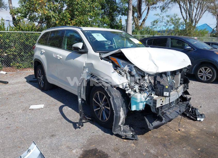 2018 Toyota Highlander SE/XLE (VIN 5TDJZRFH3JS532076) main photo