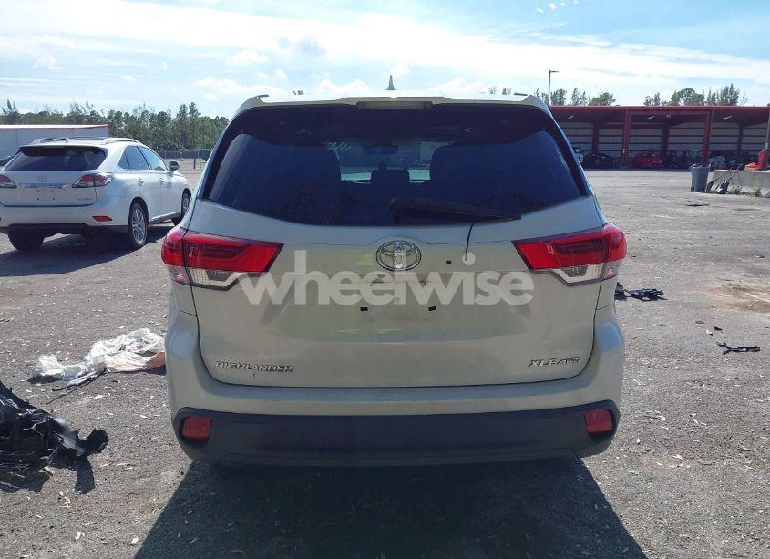 Photo 16 of 2018 Toyota Highlander SE/XLE (VIN 5TDJZRFH3JS532076)