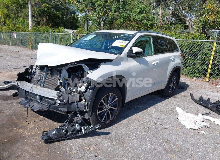 Photo 2 of 2018 Toyota Highlander SE/XLE (VIN 5TDJZRFH3JS532076)