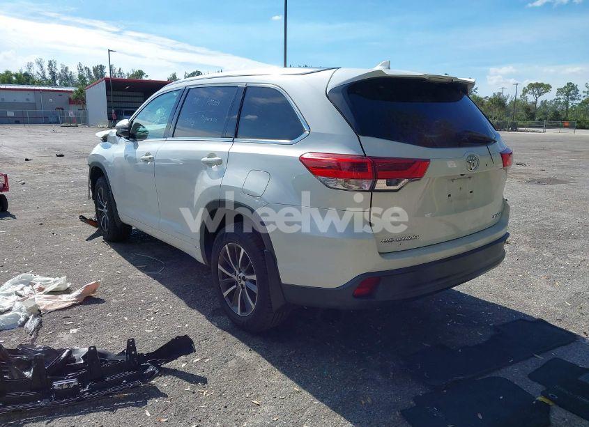 Photo 3 of 2018 Toyota Highlander SE/XLE (VIN 5TDJZRFH3JS532076)