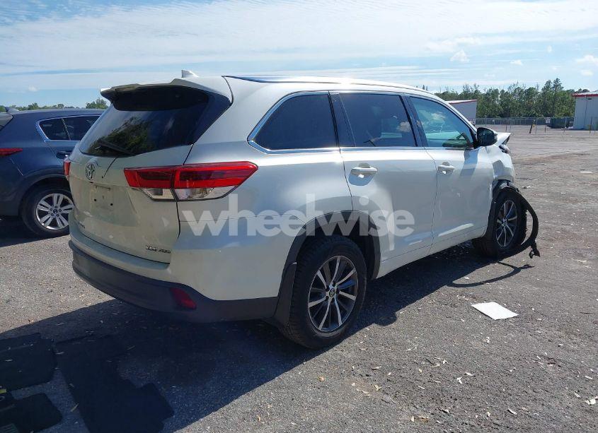 Photo 4 of 2018 Toyota Highlander SE/XLE (VIN 5TDJZRFH3JS532076)