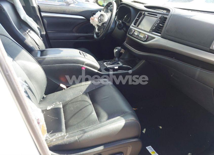 Photo 5 of 2018 Toyota Highlander SE/XLE (VIN 5TDJZRFH3JS532076)