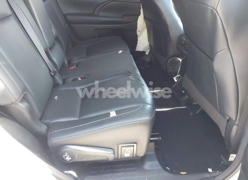 Photo 8 of 2018 Toyota Highlander SE/XLE (VIN 5TDJZRFH3JS532076)