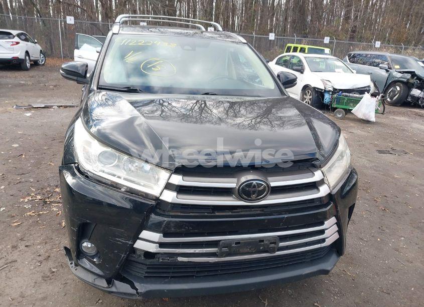 Photo 12 of 2018 Toyota Highlander XLE (VIN 5TDJZRFH3JS547788)