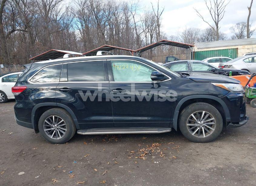 Photo 13 of 2018 Toyota Highlander XLE (VIN 5TDJZRFH3JS547788)