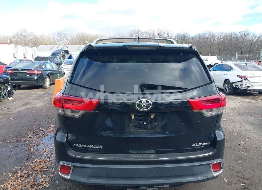 Photo 16 of 2018 Toyota Highlander XLE (VIN 5TDJZRFH3JS547788)