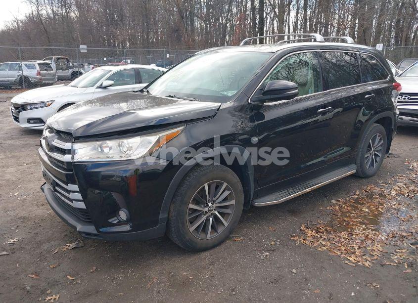 Photo 2 of 2018 Toyota Highlander XLE (VIN 5TDJZRFH3JS547788)