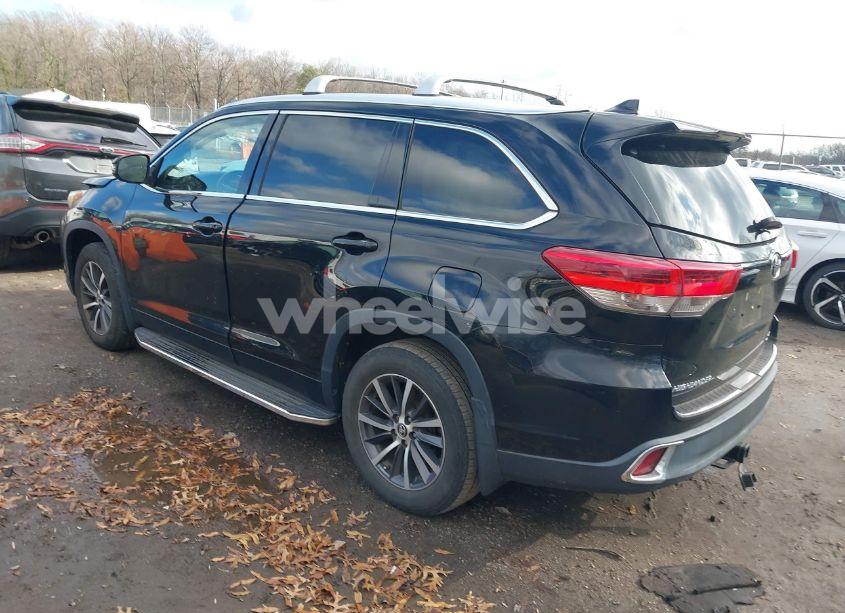 Photo 3 of 2018 Toyota Highlander XLE (VIN 5TDJZRFH3JS547788)