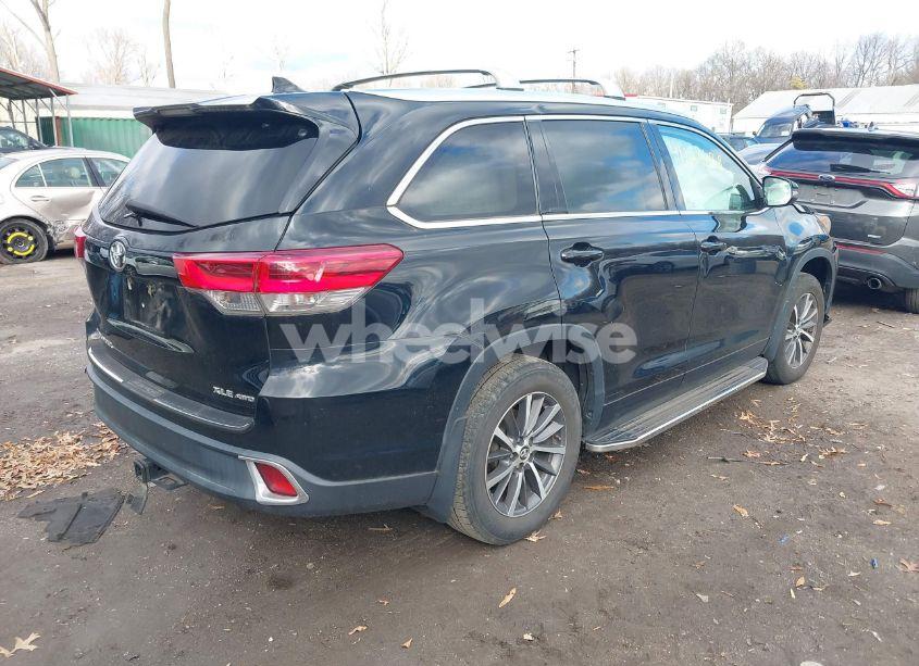 Photo 4 of 2018 Toyota Highlander XLE (VIN 5TDJZRFH3JS547788)