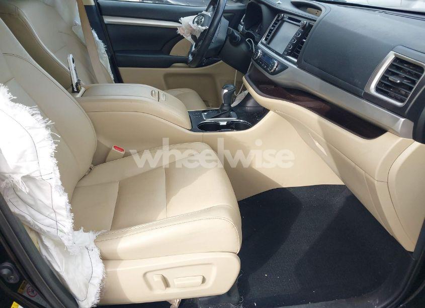 Photo 5 of 2018 Toyota Highlander XLE (VIN 5TDJZRFH3JS547788)