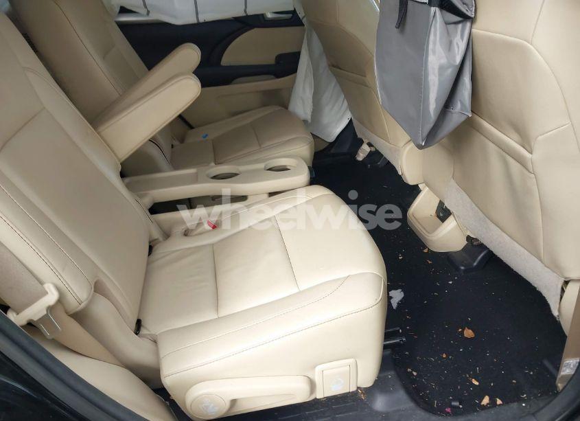 Photo 8 of 2018 Toyota Highlander XLE (VIN 5TDJZRFH3JS547788)