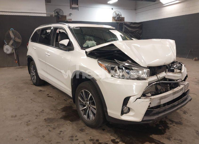 2018 Toyota Highlander XLE (VIN 5TDJZRFH3JS553509) main photo