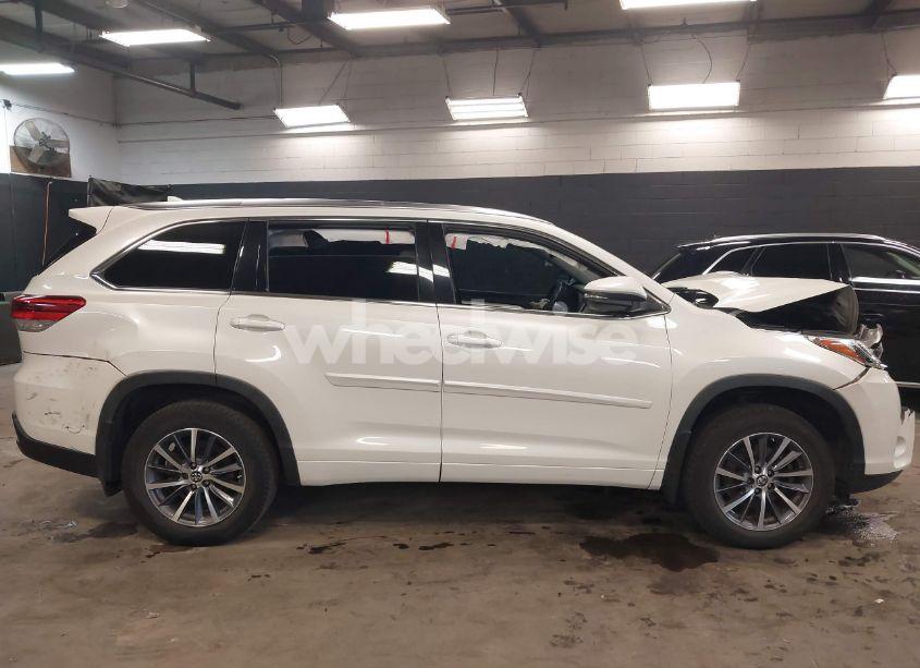 Photo 13 of 2018 Toyota Highlander XLE (VIN 5TDJZRFH3JS553509)