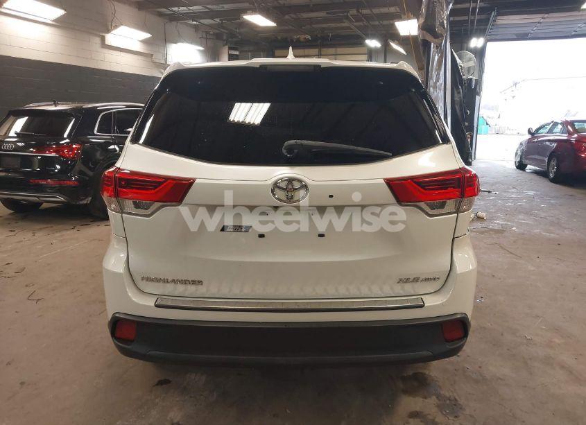 Photo 16 of 2018 Toyota Highlander XLE (VIN 5TDJZRFH3JS553509)