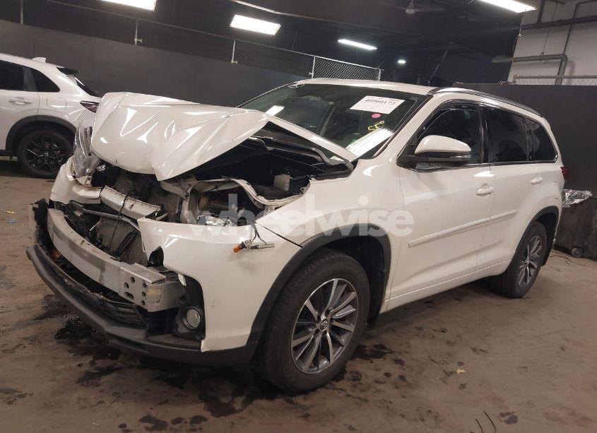 Photo 2 of 2018 Toyota Highlander XLE (VIN 5TDJZRFH3JS553509)