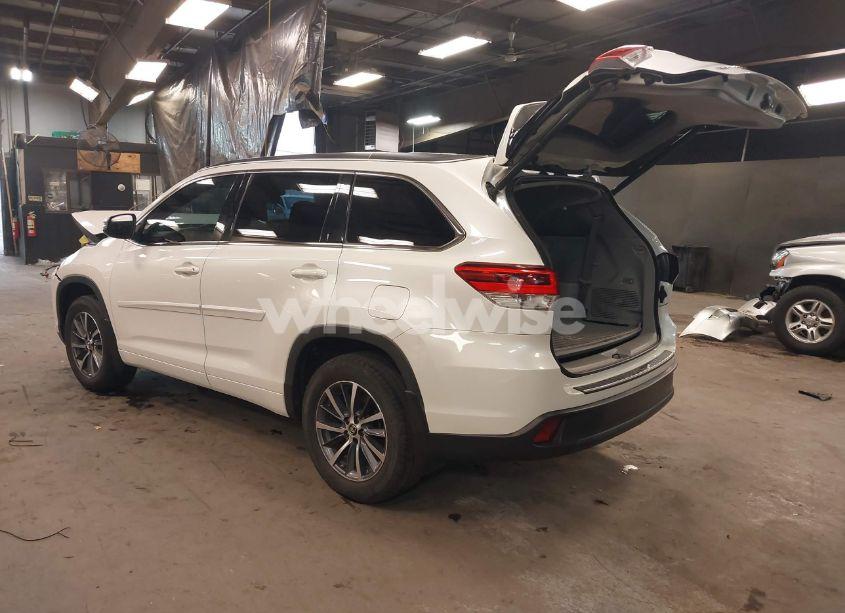 Photo 3 of 2018 Toyota Highlander XLE (VIN 5TDJZRFH3JS553509)