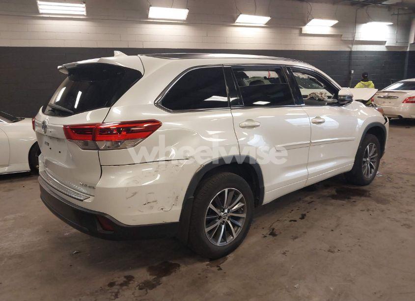 Photo 4 of 2018 Toyota Highlander XLE (VIN 5TDJZRFH3JS553509)
