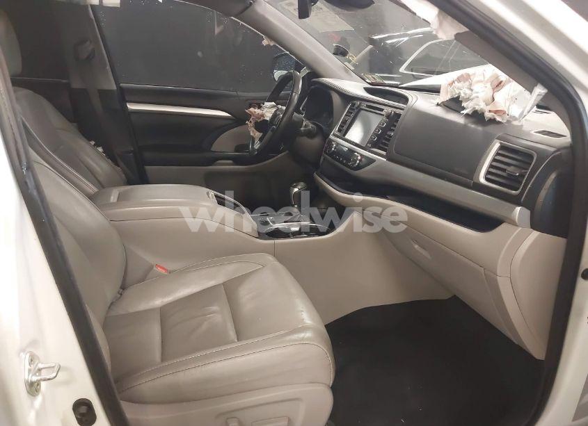 Photo 5 of 2018 Toyota Highlander XLE (VIN 5TDJZRFH3JS553509)
