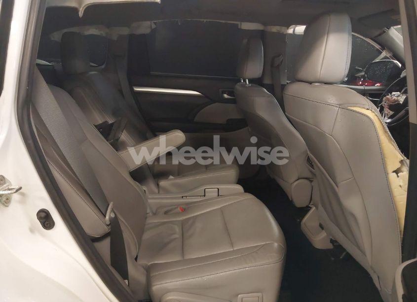 Photo 8 of 2018 Toyota Highlander XLE (VIN 5TDJZRFH3JS553509)