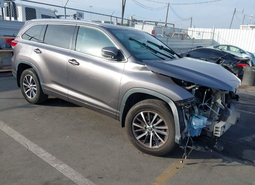 2018 Toyota Highlander XLE (VIN 5TDJZRFH3JS861246) main photo