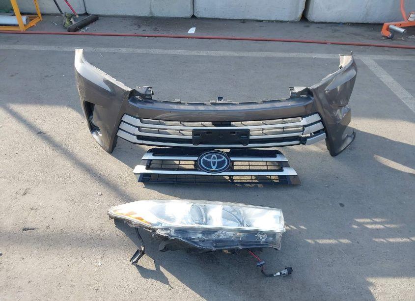 Photo 12 of 2018 Toyota Highlander XLE (VIN 5TDJZRFH3JS861246)