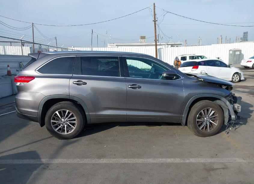 Photo 14 of 2018 Toyota Highlander XLE (VIN 5TDJZRFH3JS861246)