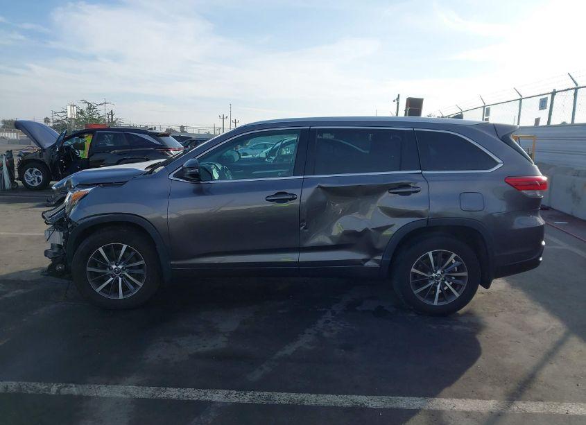 Photo 15 of 2018 Toyota Highlander XLE (VIN 5TDJZRFH3JS861246)