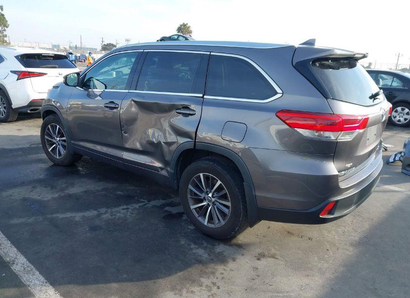 Photo 3 of 2018 Toyota Highlander XLE (VIN 5TDJZRFH3JS861246)