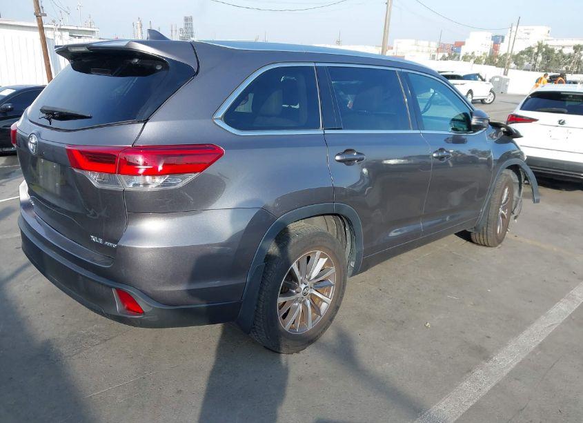 Photo 4 of 2018 Toyota Highlander XLE (VIN 5TDJZRFH3JS861246)