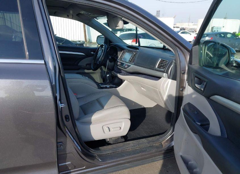 Photo 5 of 2018 Toyota Highlander XLE (VIN 5TDJZRFH3JS861246)