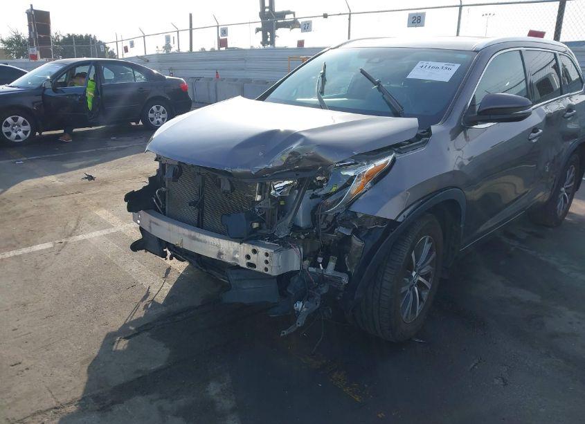 Photo 6 of 2018 Toyota Highlander XLE (VIN 5TDJZRFH3JS861246)