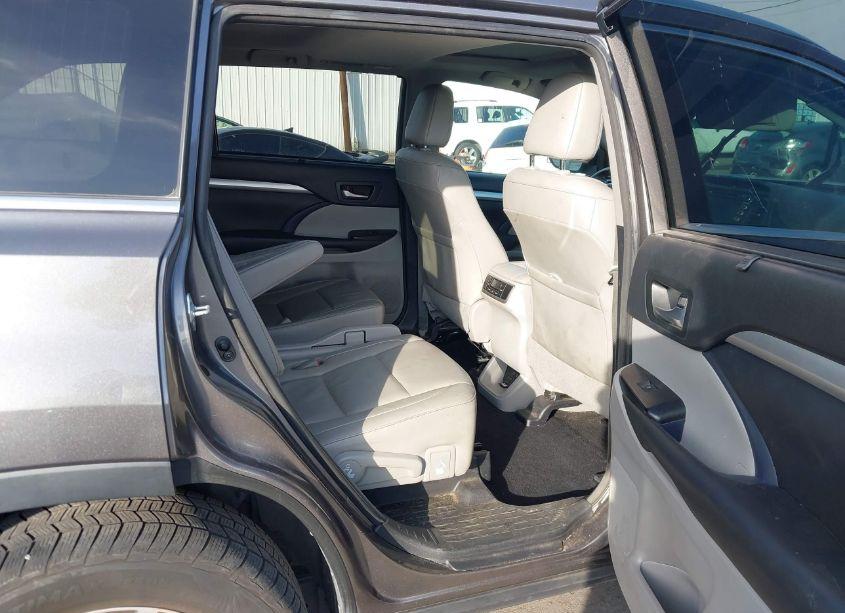 Photo 8 of 2018 Toyota Highlander XLE (VIN 5TDJZRFH3JS861246)