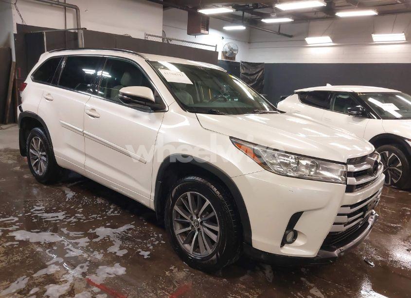 2018 Toyota Highlander XLE (VIN 5TDJZRFH3JS878855) main photo