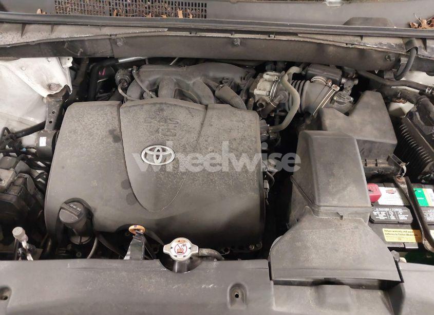 Photo 10 of 2018 Toyota Highlander XLE (VIN 5TDJZRFH3JS878855)