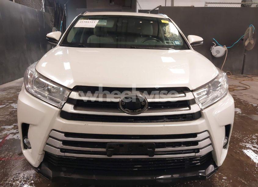 Photo 12 of 2018 Toyota Highlander XLE (VIN 5TDJZRFH3JS878855)