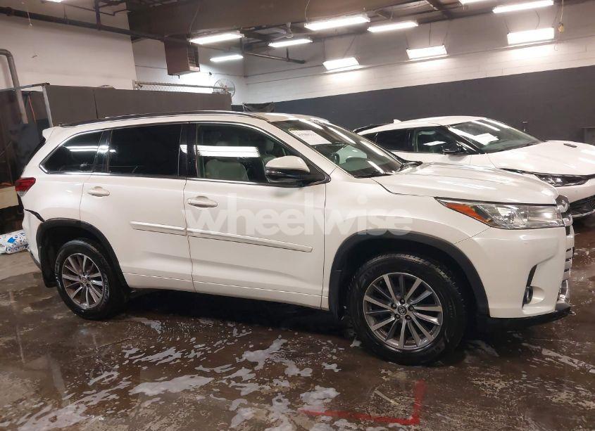 Photo 13 of 2018 Toyota Highlander XLE (VIN 5TDJZRFH3JS878855)