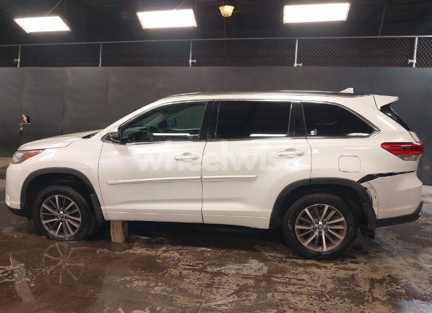 Photo 14 of 2018 Toyota Highlander XLE (VIN 5TDJZRFH3JS878855)