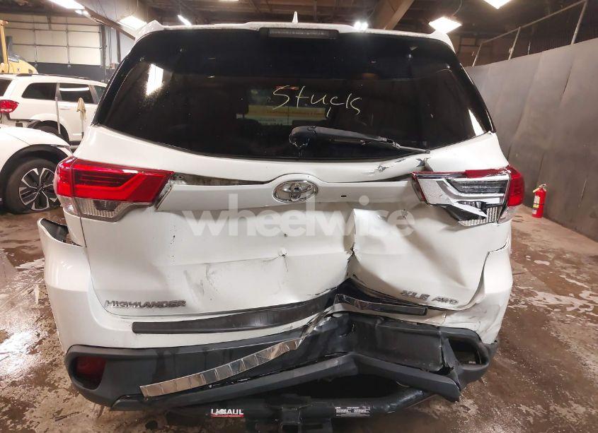 Photo 16 of 2018 Toyota Highlander XLE (VIN 5TDJZRFH3JS878855)