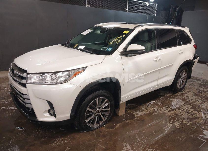 Photo 2 of 2018 Toyota Highlander XLE (VIN 5TDJZRFH3JS878855)