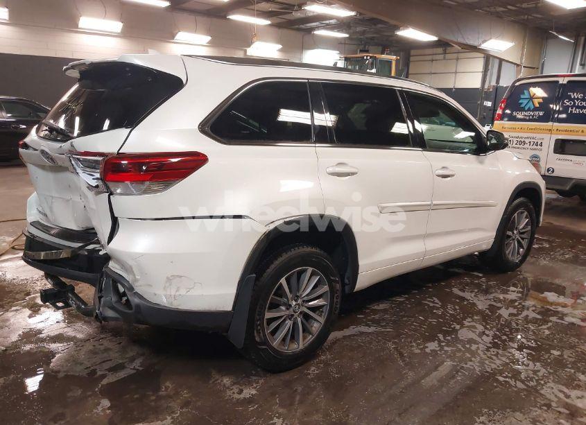 Photo 4 of 2018 Toyota Highlander XLE (VIN 5TDJZRFH3JS878855)
