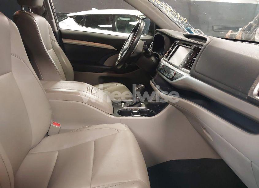 Photo 5 of 2018 Toyota Highlander XLE (VIN 5TDJZRFH3JS878855)