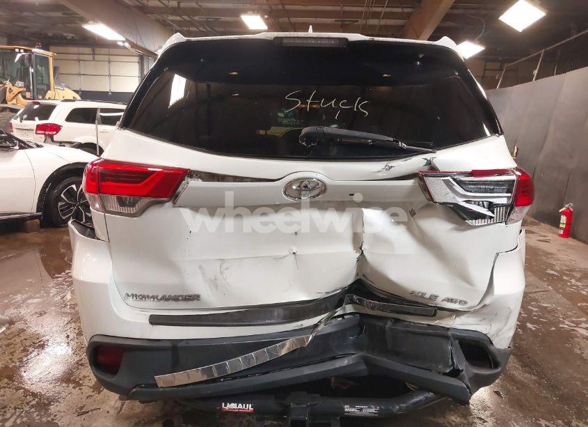 Photo 6 of 2018 Toyota Highlander XLE (VIN 5TDJZRFH3JS878855)