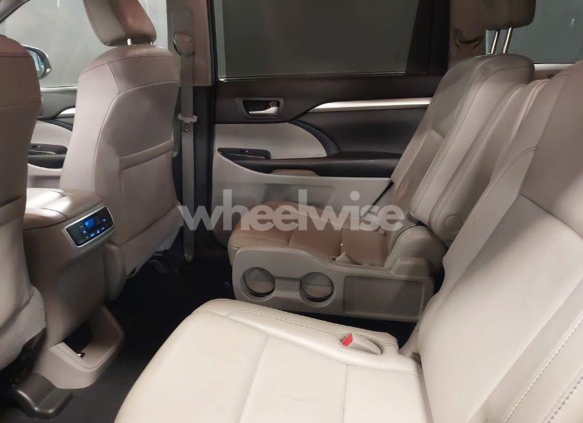 Photo 8 of 2018 Toyota Highlander XLE (VIN 5TDJZRFH3JS878855)