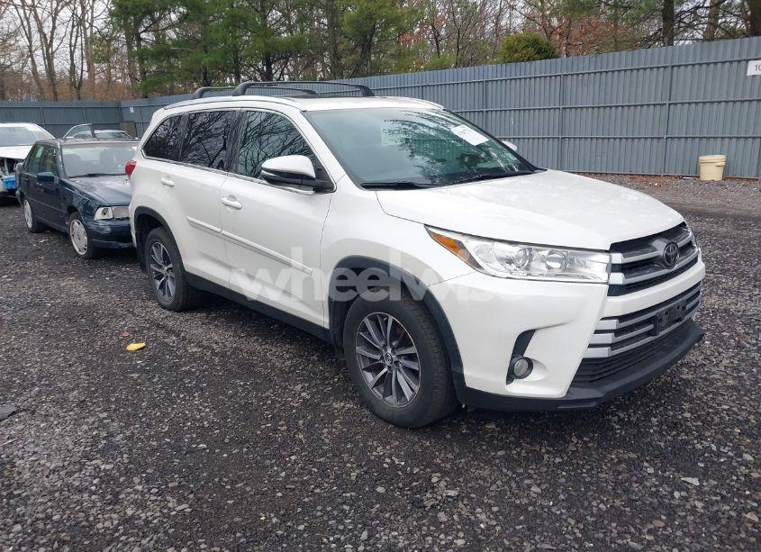 2019 Toyota Highlander XLE (VIN 5TDJZRFH3KS605142) main photo