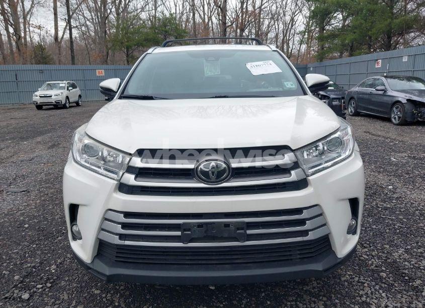 Photo 12 of 2019 Toyota Highlander XLE (VIN 5TDJZRFH3KS605142)