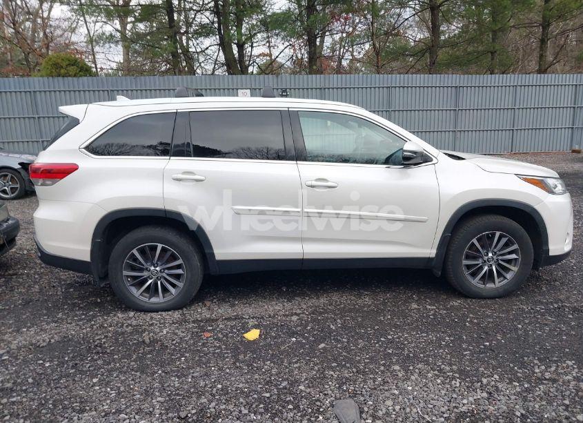 Photo 13 of 2019 Toyota Highlander XLE (VIN 5TDJZRFH3KS605142)
