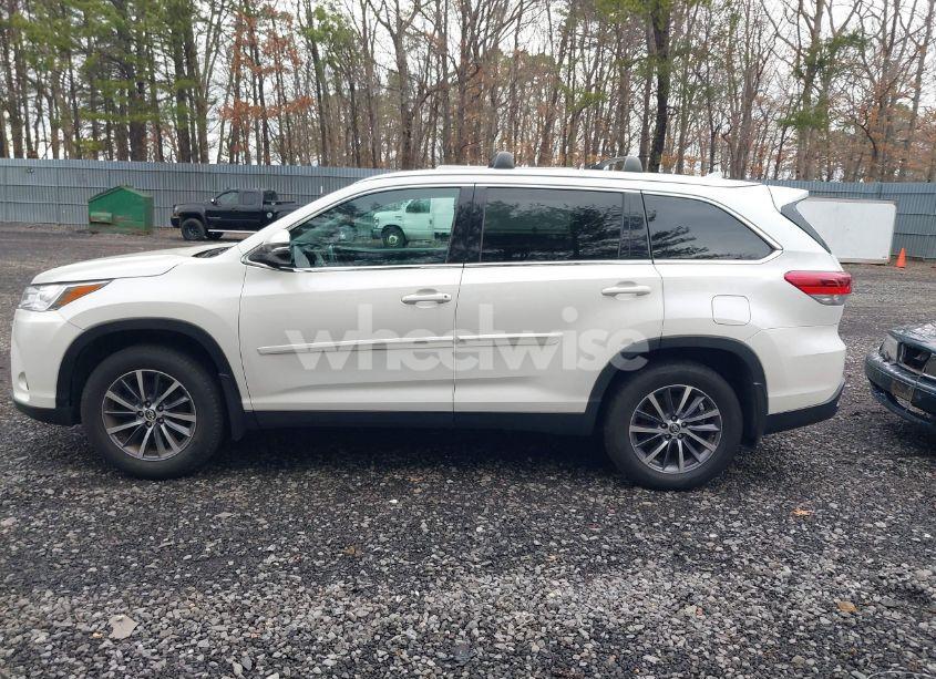 Photo 14 of 2019 Toyota Highlander XLE (VIN 5TDJZRFH3KS605142)