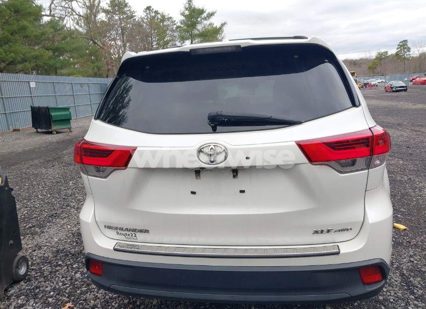 Photo 16 of 2019 Toyota Highlander XLE (VIN 5TDJZRFH3KS605142)