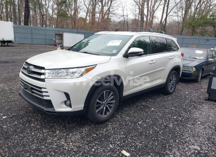 Photo 2 of 2019 Toyota Highlander XLE (VIN 5TDJZRFH3KS605142)