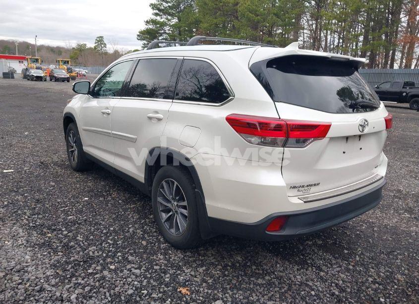 Photo 3 of 2019 Toyota Highlander XLE (VIN 5TDJZRFH3KS605142)